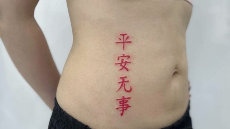 Cụm từ “Bình An Vô Sự” xăm lên cơ thể như một cách thể hiện ước nguyện giản dị nhưng quý giá: Sống an yên, không lo âu, không tai họa