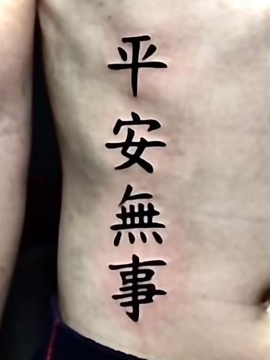Trong thời đại ai cũng dễ bị cuốn vào lo âu, sân si và bon chen, xăm cụm chữ này chính là cách để nhắc bản thân luôn sống với tâm thế nhẹ nhàng, tĩnh tại và biết đủ