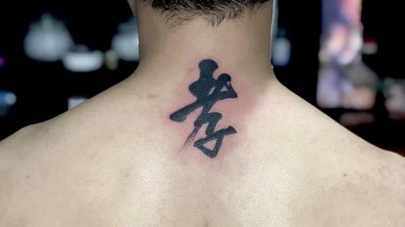 Lựa chọn tattoo chữ Hiếu như biểu tượng mạnh mẽ của lòng hiếu thảo và sự phụng dưỡng cha mẹ khi về già