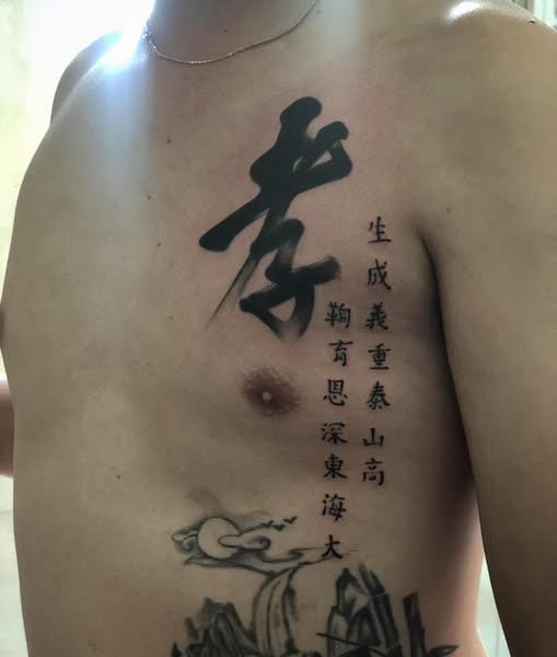 Chữ Hiếu trong văn hóa Trung Hoa được hình thành từ hình ảnh người con cõng cha mẹ trên lưng