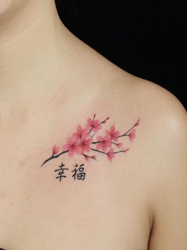 Hình xăm chữ Trung Quốc ơ xương quai xanh có thể kết hợp với hình ảnh cành hoa để tạo nên sự kết nối giữa vẻ đẹp mỏng manh và nghị lực phi thường