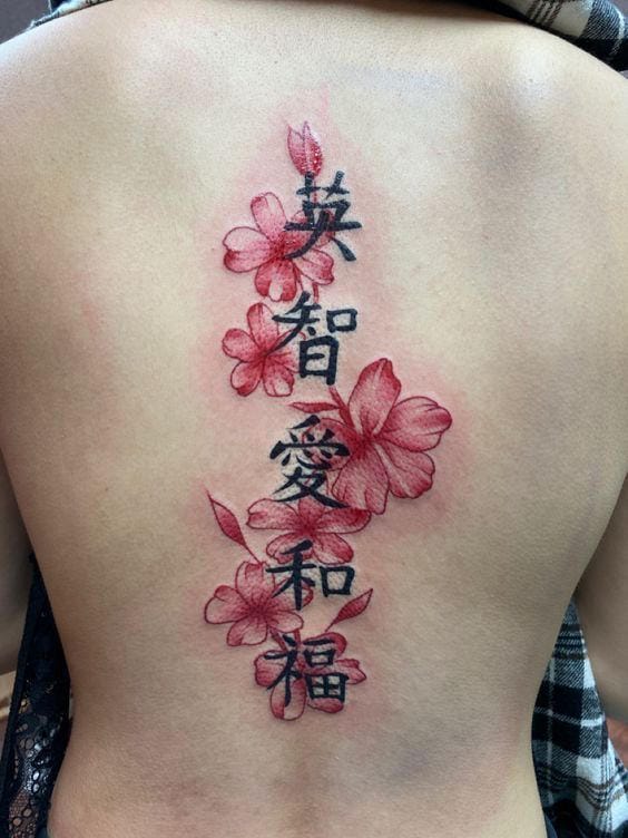Xăm chữ Hán và hoa ở sống lưng tạo ra tác phẩm thanh thoát, quyến rũ, có thể ẩn giấu hoặc phô bày tùy theo trang phục