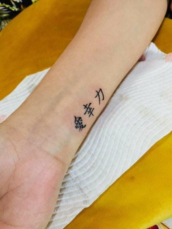 Hình xăm chữ Hán mini ở cổ tay dễ dàng tạo sự chú ý nhưng lại không quá phô trương, phù hợp với những ai yêu thích sự kín đáo nhưng ấn tượng