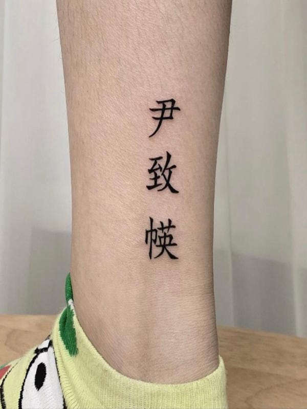 Cổ chân cũng là vị trí được ưa chuộng lựa chọn xăm chữ Hán bởi mang đến vẻ đẹp cá tính và đầy tinh tế, tạo điểm nhấn thu hút độc đáo khi di chuyển