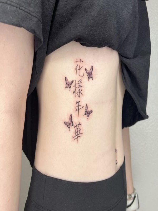 Hình xăm chữ Hán kết hợp con bướm là biểu tượng của sự chuyển mình, tự do và tái sinh, thể hiện sự thay đổi tích cực và vươn lên trong cuộc sống