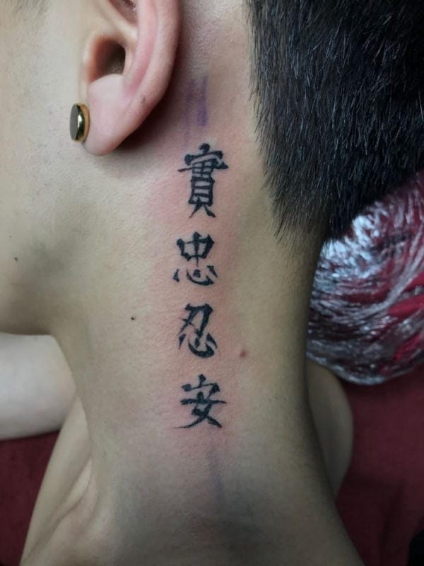 Hình xăm chữ Trung Quốc ở cổ có thể là một lời nhắc nhở bản thân về tình yêu, trung thành, sự mạnh mẽ hay bình an trong cuộc sống