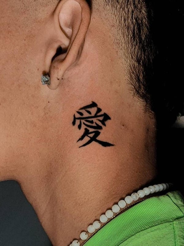 Hình xăm chữ Trung Quốc ở cổ dễ dàng tạo sự chú ý và thể hiện sự mạnh mẽ, cá tính của người sở hữu