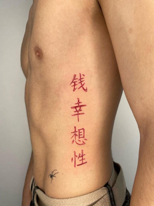 Hình xăm chữ Hán ở sườn được giới trẻ và những người yêu thích nghệ thuật xăm hình lựa chọn cực kỳ phổ biến