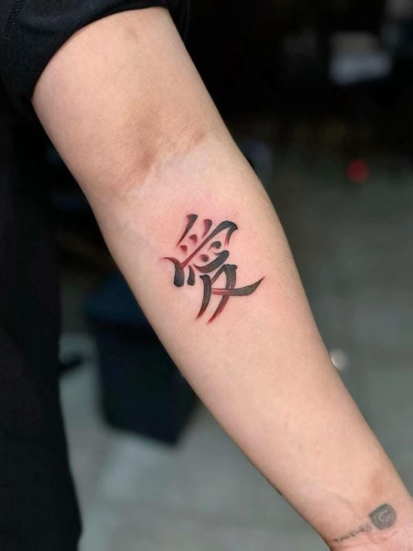 Tay là một vùng nhạy cảm và có diện tích hạn chế, vì vậy hãy cân nhắc kỹ về kích thước và vị trí xăm sao cho hài hòa và đẹp mắt