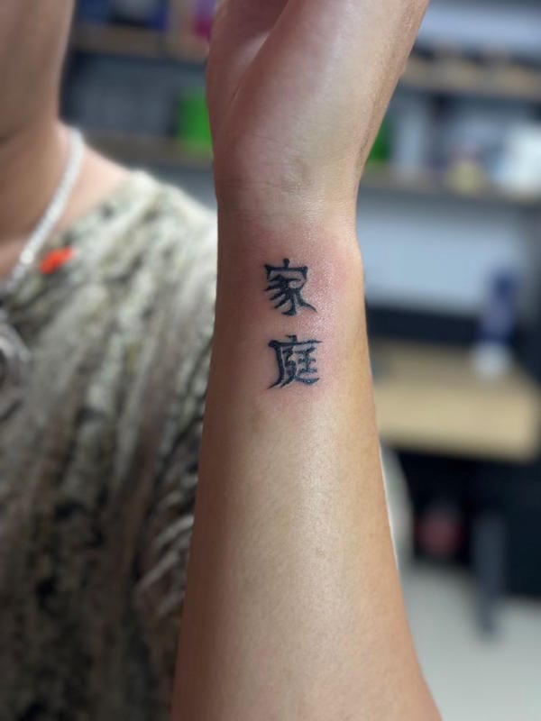 Vì tay là một vị trí dễ thấy, xăm chữ Hán tại đây sẽ thu hút sự chú ý của người khác, đồng thời tạo nên sự khác biệt