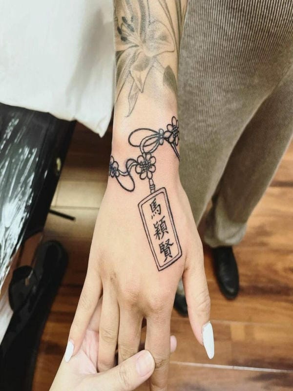 Xăm chữ Hán cho nữ kết hợp hình lá bùa may mắn được nhiều người lựa chọn xăm tại cổ tay cực kỳ đặc biệt