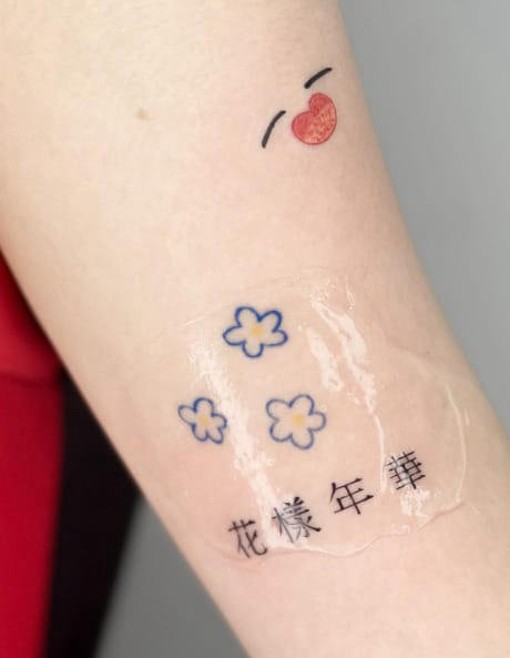 Thiết kế tinh tế kết hợp giữa thư pháp và họa tiết hoa lá, hình xăm 花樣年華 phù hợp với cả nam và nữ