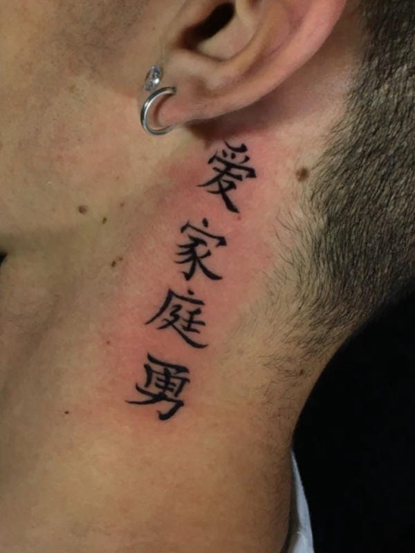 Hình xăm ở cổ như biểu tượng uy lực của đàn ông chân chính, sống mạnh mẽ và không bao giờ lùi bước trước thử thách
