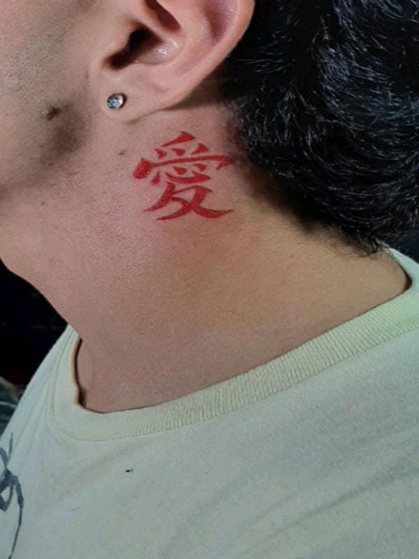 Một nét "Ái" thư pháp bay bổng không chỉ là hình xăm, mà còn là tuyên ngôn sống hết mình vì yêu thương.