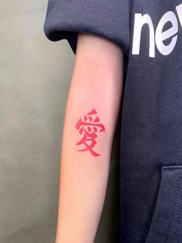 Hình xăm chữ "Ái" (愛) là biểu tượng vĩnh cửu của tình yêu, khắc ghi trọn đời một trái tim say đắm và chung thủy.