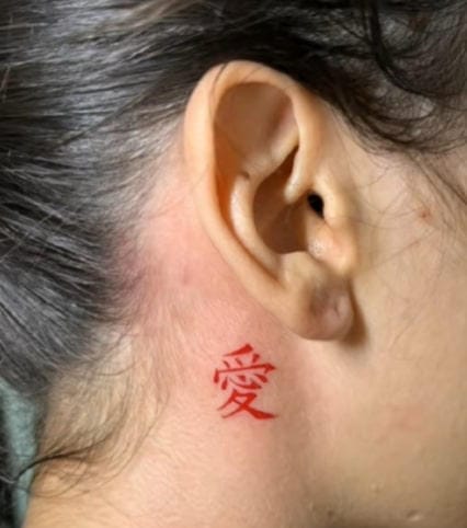 Hình xăm “Ái” (愛) như một lời cam kết sẽ luôn yêu và được yêu, bất chấp mọi đổi thay.
