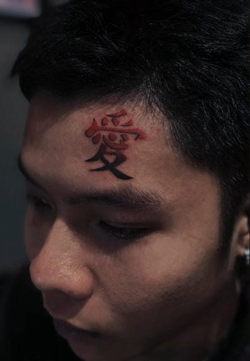 Ai xăm chữ “Ái” lên da, người đó mong giữ ngọn lửa dịu dàng soi lối giữa những ngày u tối.