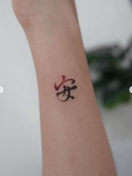 Chữ “An” khắc trên cổ tay như liều thuốc xoa dịu những hoảng loạn vô hình
