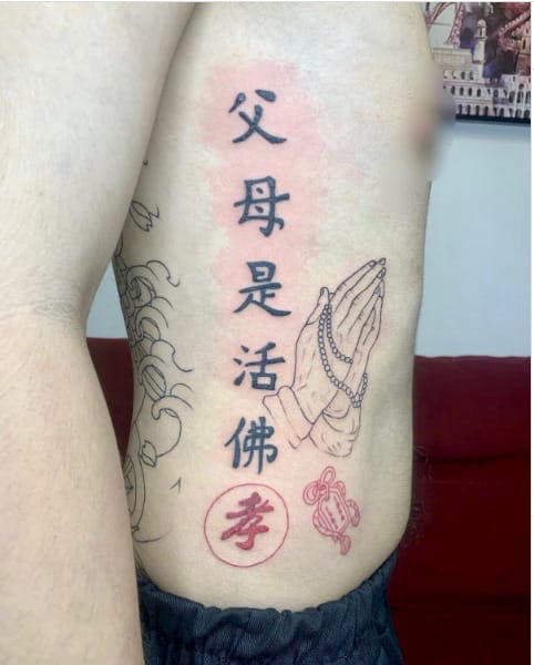 "父母是活佛" (Cha mẹ là Phật sống) như một cách "thờ Phật tại tâm" thông qua việc hiếu kính cha mẹ