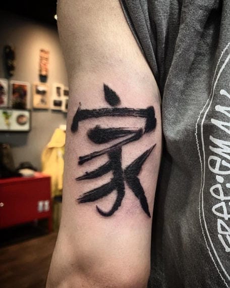 Xăm chữ “Gia” là cách người trưởng thành khắc ghi lời tri ân cha mẹ, dòng họ, gốc rễ không thể rời.