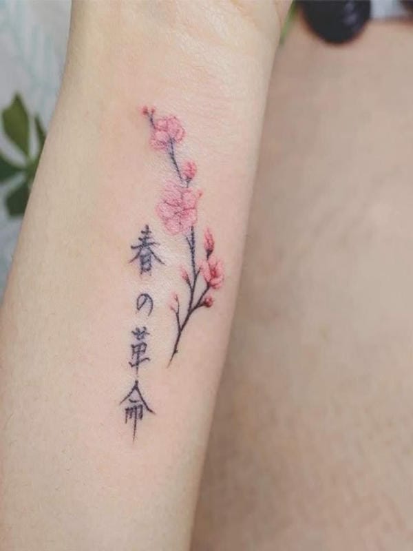 So với nam giới, nữ giới thích các hình xăm chữ Hán có nét thanh mảnh, kết hợp với hoa lá để tăng tính thẩm mỹ