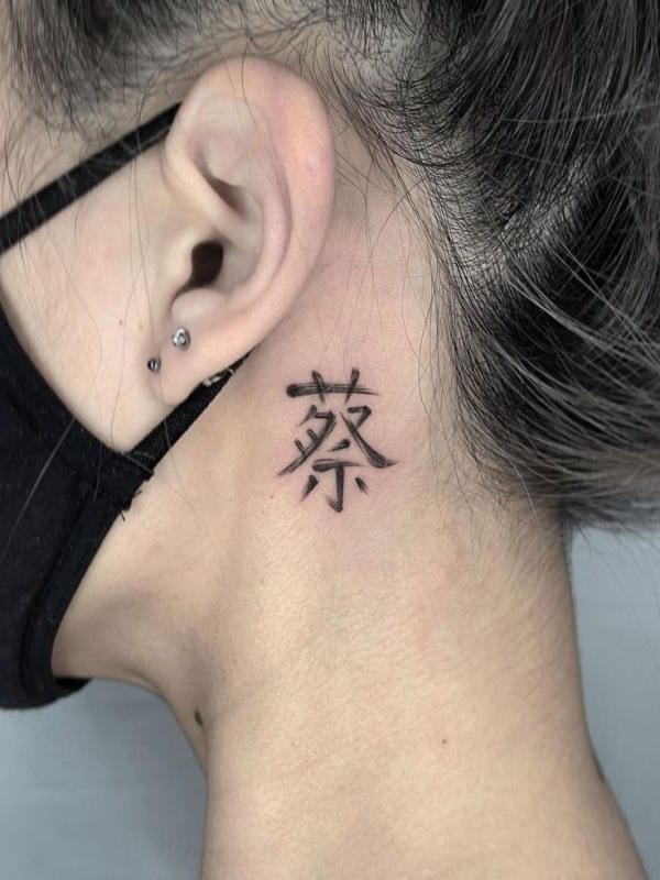 Hình xăm theo tên chữ Hán cũng được nhiều bạn nữ lựa chọn đặt tại vị trí sau tai cực kỳ nổi bật