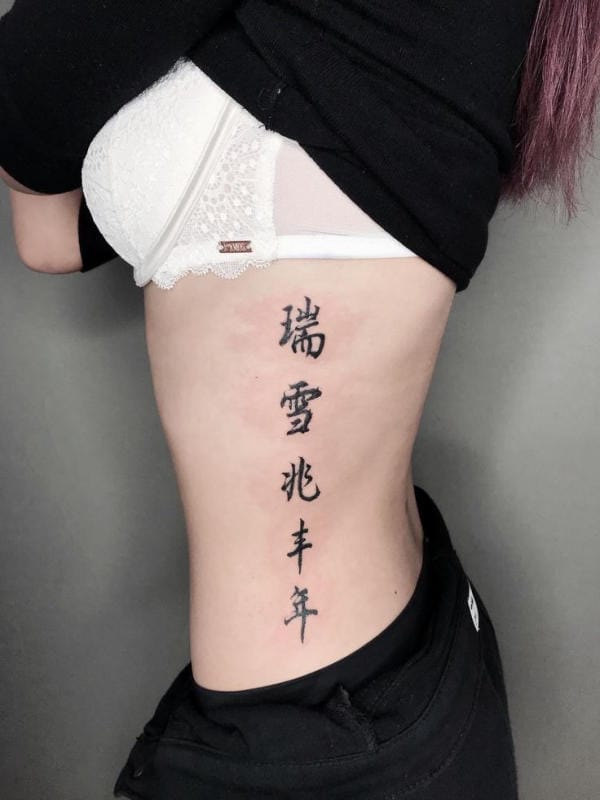 Các hình xăm chữ Hán được nữ giới yêu thích xăm tại mạn sườn bởi vừa cuốn hút vừa thể hiện cá tính