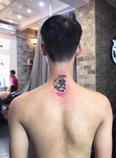 Hình xăm chữ "Nhẫn" (忍) là lời răn dạy sâu sắc, nhắc nhở bản thân luôn giữ vững tâm thế trước mọi sóng gió cuộc đời.