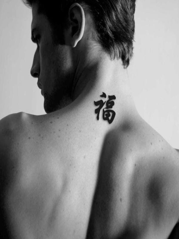 Một chữ "Phúc" nhỏ nhắn sau gáy như lá bùa hộ mệnh mang theo phúc khí mọi nơi