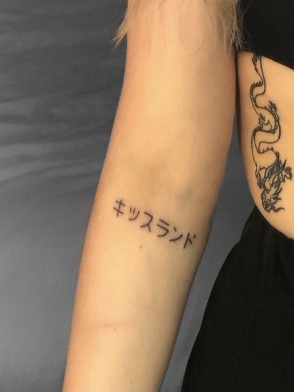 Dù không nhiều tầng nghĩa như Kanji, Katakana lại khiến người ta dừng lại vì sự độc đáo trong hình thức