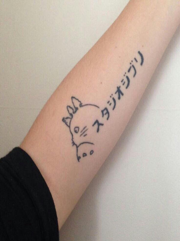 Hình xăm Totoro kết hợp dòng chữ"スタジオジブリ" (Sutajio Jiburi) là "Studio Ghibli" trong tiếng Nhật. Tuy không phải dòng chữ mang ý nghĩa đặc biệt nhung thể hiện sự yêu thích đối với tác phẩm hoạt hình nổi tiếng "Hàng xóm của tôi là Totoro"