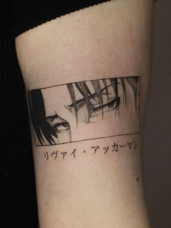 Đôi mắt của Levi Ackerman - Người lính mạnh nhất của nhân loại trong bộ truyện Attack on Titan cùng dòng chữ "リヴァイ・アッカーマン" (Rivai Akkāman) tạo nên hình xăm chữ Nhật độc đáo, thể hiện sự ngưỡng mộ đối với sức mạnh và phẩm chất của nhân vật