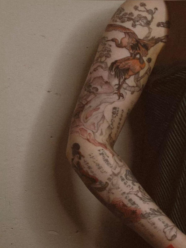 Hình xăm chữ Nhật theo phong cách Irezumi - Nnghệ thuật xăm mình truyền thống của Nhật Bản, nổi tiếng với các thiết kế phức tạp và chi tiết. Trong văn hóa xăm mình Nhật Bản, các yếu tố như chim, rồng,.. phủ kín tay thường mang ý nghĩa sâu sắc liên quan đến may mắn, sức mạnh, sự bảo vệ hoặc các phẩm chất cá nhân
