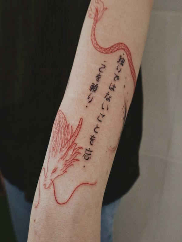 Dòng chữ tiếng Nhật "りではないごとを忘." (ri de wa nai koto o wasure) - Quên đi những điều không đúng kết hợp cùng hình rồng đỏ trên tay tạo ra mẫu tattoo mang tính biểu tượng. Không chỉ là tìm kiếm sức mạnh nội tâm mà còn tập trung trí tuệ để vượt qua những sai lầm để trân trọng những giá trị thực sự