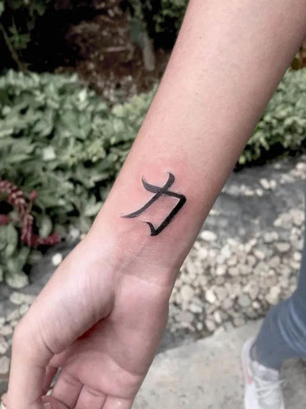 Hình xăm chữ Nhật Kanji mềm, cứng đan xen, thể hiện sự cân bằng giữa cảm xúc và lý trí trong một con người