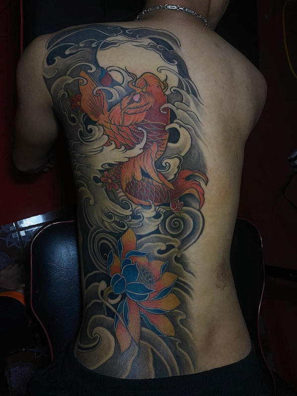 Hình xăm cá chép ở lưng tượng trưng cho bước chuyển mình vĩ đại trong cuộc đời mỗi con người. Cá chép hóa rồng cũng biểu trưng cho sự thay đổi vận mệnh theo hướng tốt đẹp