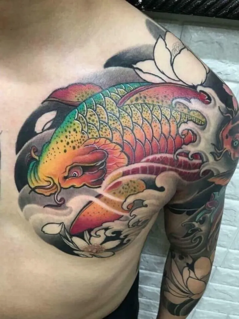 Tatoo cá chép ở ngực màu sắc độc đáo