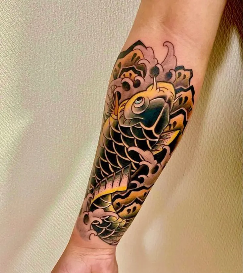 tattoo cá chép đen kết hợp họa tiết lá cây và nước