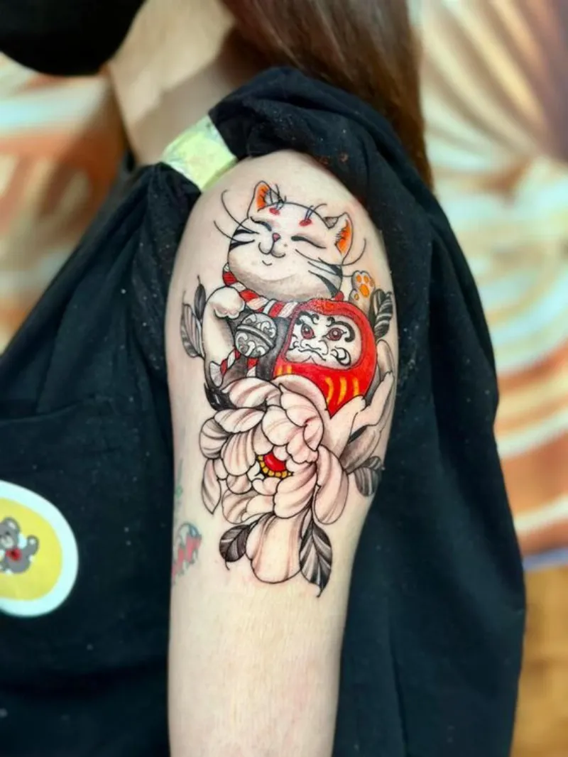 tattoo mèo thần tài kết hợp búp bê daruma