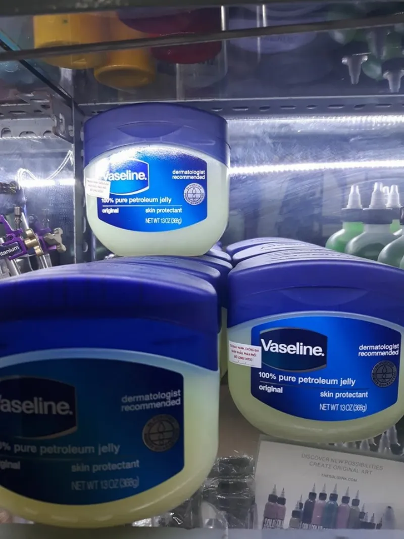 Vaseline dưỡng ẩm cho hình xăm