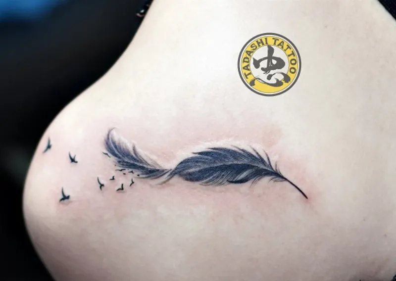 Nổi bặt hơn nếu bờ vai sở hữu một lông vũ tattoo mềm mại uyển chuyển