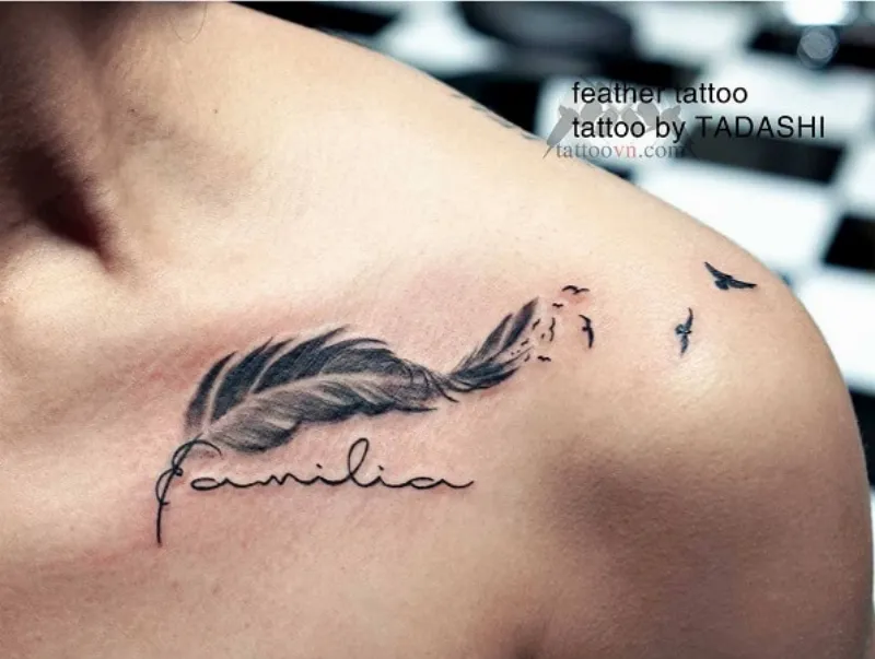 Tattoo lông vũ đẹp trên vai kèm chữ siêu gợi cảm