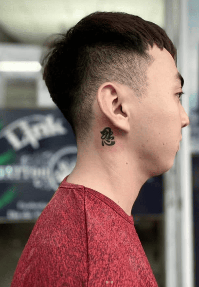 Hình xăm chữ Nhẫn trên vành tai ẩn mình khéo léo nhưng vẫn tinh tế, không quá phô trương