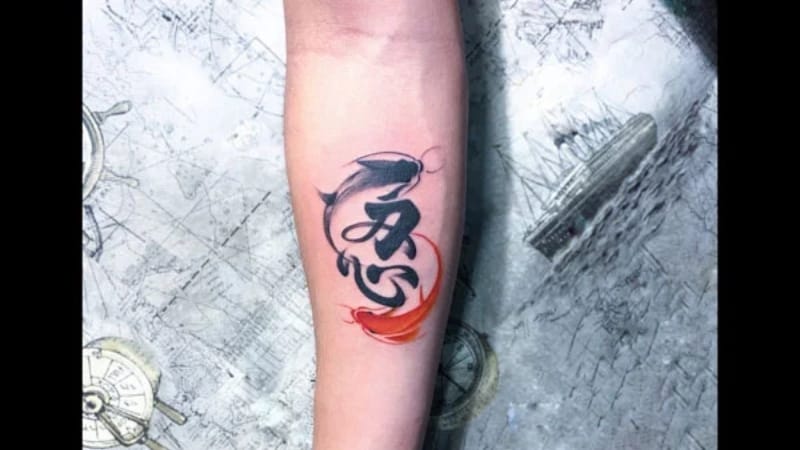 Chữ Nhẫn kết hợp cá chép tạo nên hình xăm độc đáo thể hiện ý nghĩa sâu sắc, nội lực vững vàng và hành trình nỗ lực vươn tới thành công