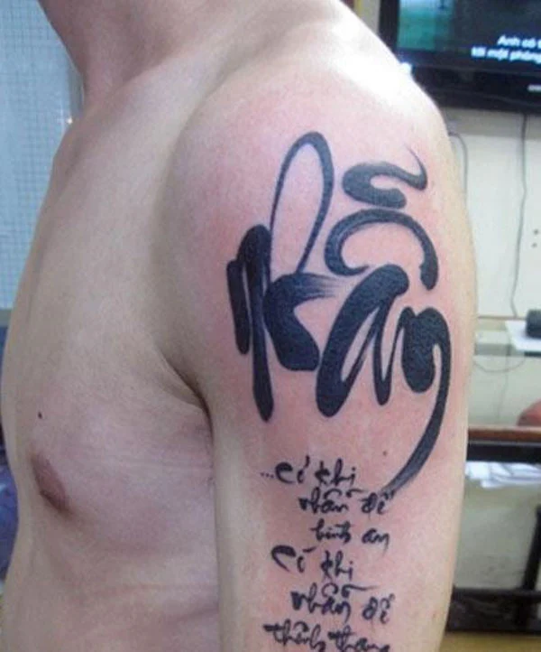 Tattoo chữ Nhẫn với tranh chữ cực kỳ phù hợp với những ai trải qua biến cố và muốn ghi dấu bài học cuộc sống