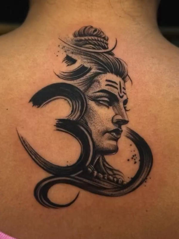 Nhiều người tìm đến mẫu tattoo Đức Phật và chữ Nhẫn như một lời nhắc nhẹ nhàng nhưng đầy uy lực