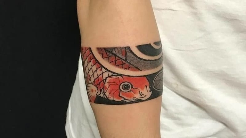 Tattoo vòng tay là lựa chọn hoàn hảo cho những ai yêu thích sự tối giản nhưng đầy cá tính. Được xem như lá bùa hộ mệnh, đồng hành cùng chủ nhân trong mọi chặng đường