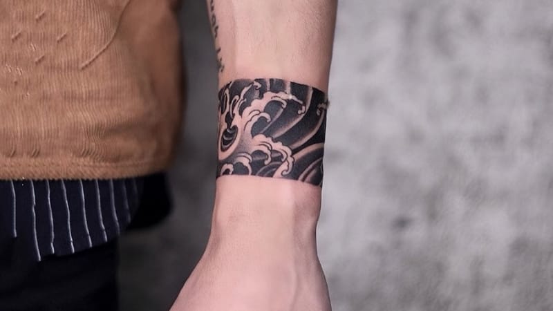 Tattoo vòng chân Nhật cổ như một dải lụa nghệ thuật, mang vẻ đẹp tinh tế và đầy ẩn ý