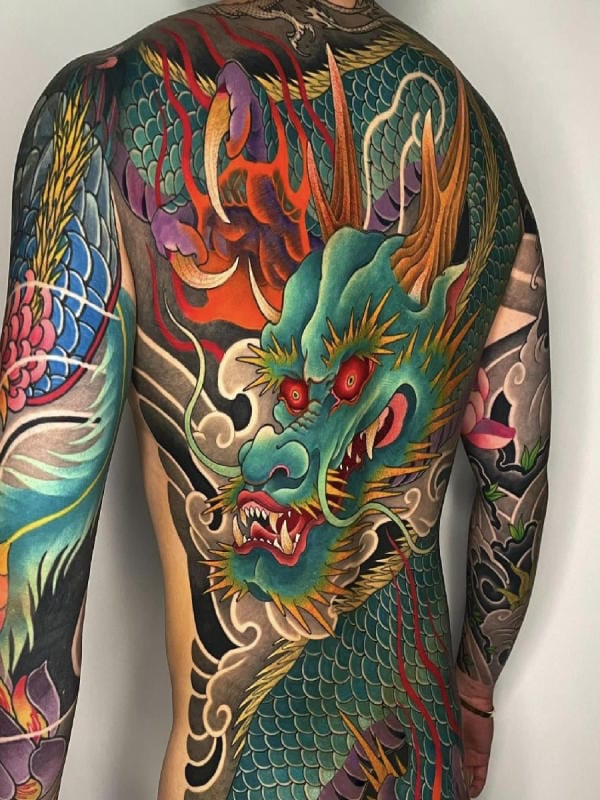 Trong lớp mực đen huyền bí, hình xăm Nhật cổ rồng uốn lượn quanh thân hình cường tráng kể câu chuyện về sức mạnh bất diệt