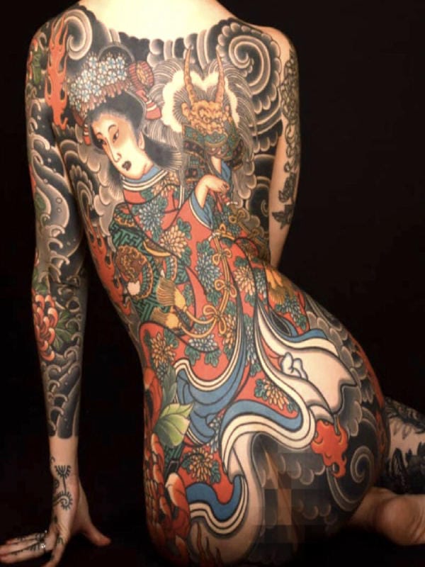 Full body tattoo Nhật cổ toát lên sự cân bằng giữa sức mạnh và nghệ thuật. Loại hình này là minh chứng sống động cho niềm đam mê bất diệt với nghệ thuật truyền thống